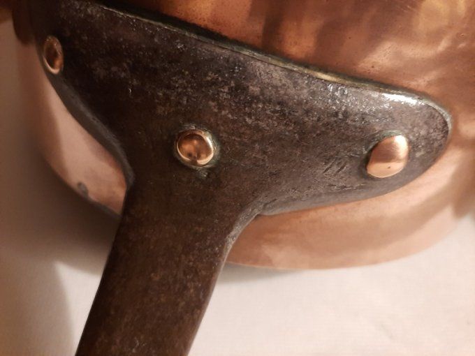 Série de casseroles fin 19ème en cuivre –  8 pièces + couvercle assorti