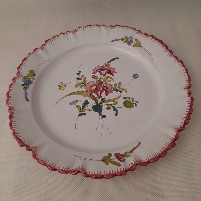 Assiette en faïence de Moustiers – Atelier de Ségriès – Décor Sceaux XVIIIe 