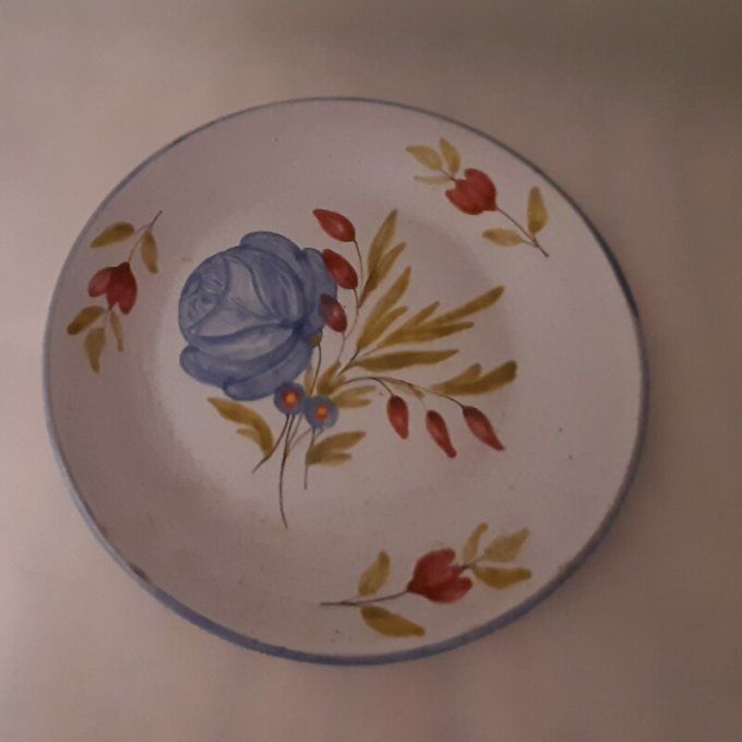 Assiette en faïence artisanale Michel Bergé – Poterie de Dompierre – décor floral peint main – 23 cm