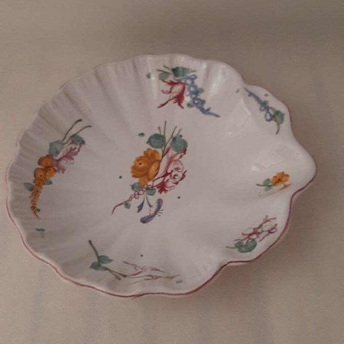 Assiette en faïence de Moustiers – Atelier de Ségriès – Décor Sceaux XVIIIe  
