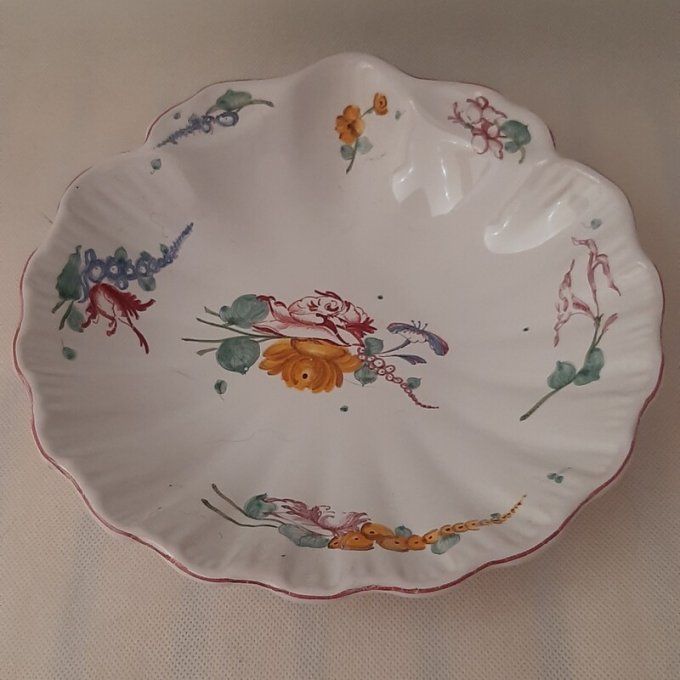 Assiette en faïence de Moustiers – Atelier de Ségriès – Décor Sceaux XVIIIe  