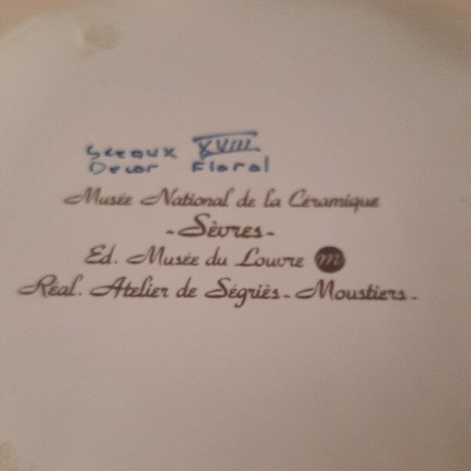 Assiette en faïence de Moustiers – Atelier de Ségriès – Décor Sceaux XVIIIe  