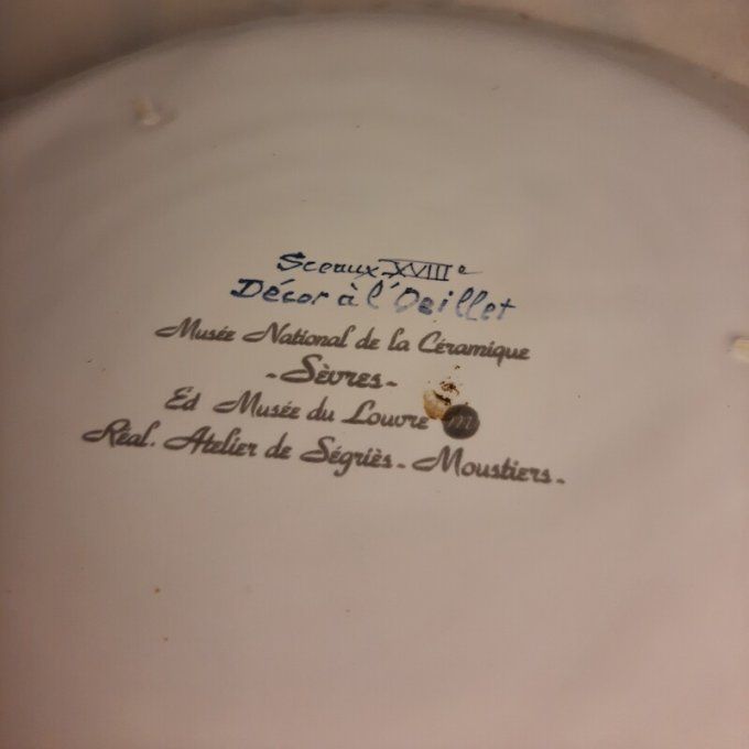 Assiette en faïence de Moustiers – Atelier de Ségriès – Décor Sceaux XVIIIe 
