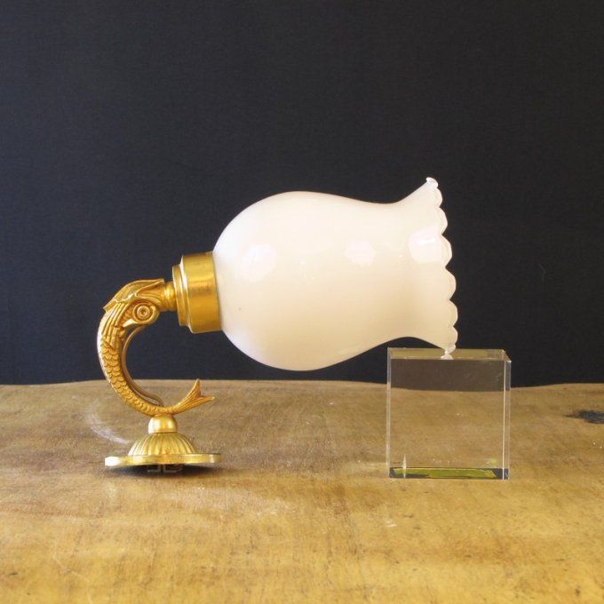 Applique murale ancienne en laiton doré et verre opalin – motif dauphin 