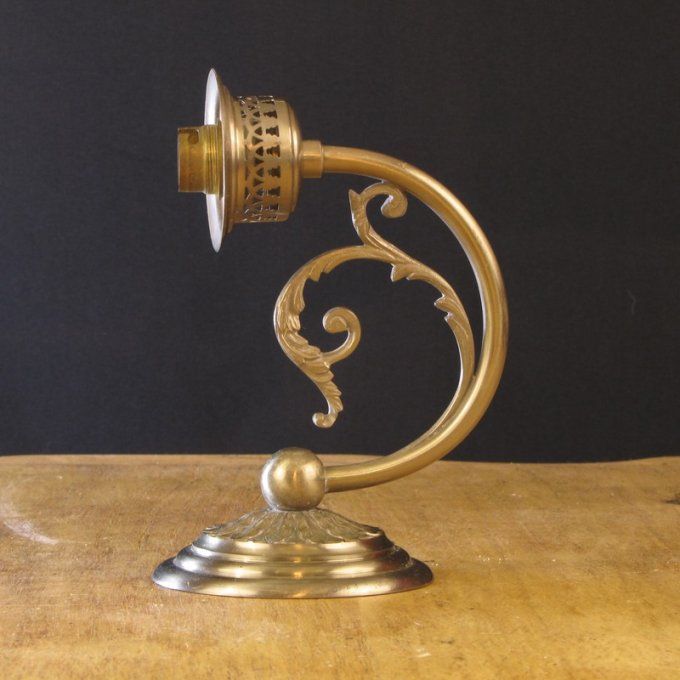Lampe ancienne en laiton ciselé – style art nouveau