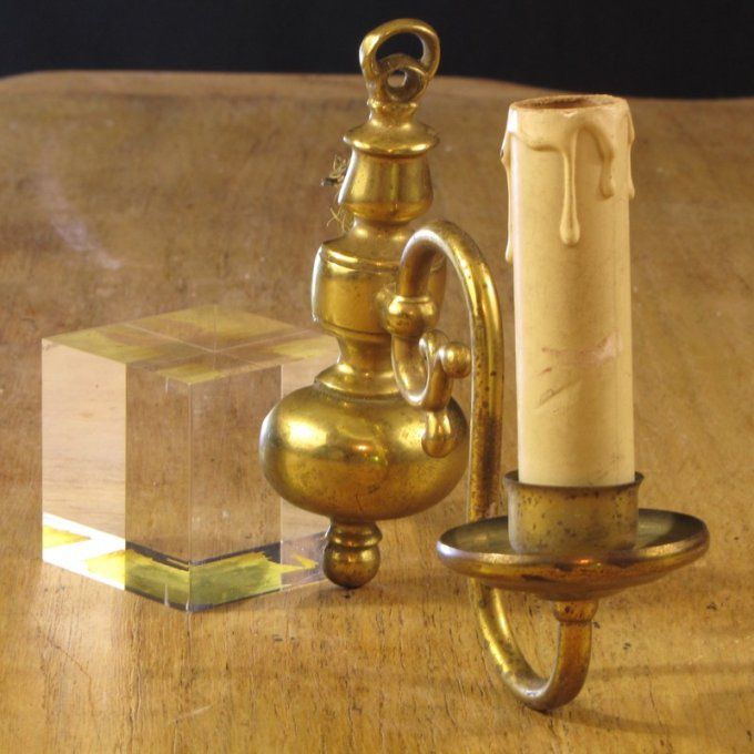 Applique murale en laiton doré et patiné, au design inspiré des anciens bougeoirs. 