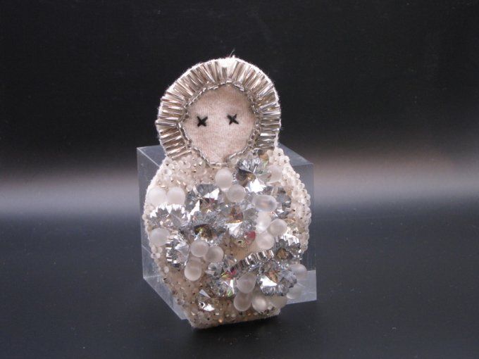 Broche en tissus ( lainage) Brodée de Perles de Nacre Peinte,  Modèle Unique, fait main.