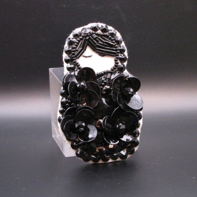 Broche en tissus (lainage) Brodée – Perles de Nacre Peinte,  Modèle Unique, fait main