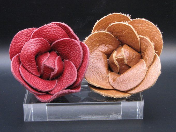 Broche fleur en cuir véritable- Couleur rouge