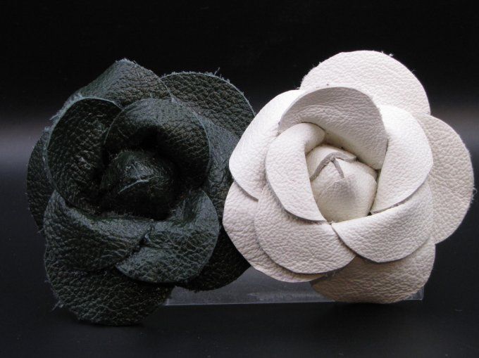 Broche fleur en cuir véritable- Couleur blanche