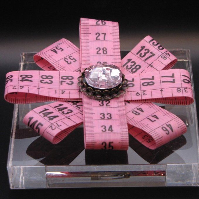 Broche centimètre rose et cabochon de strass