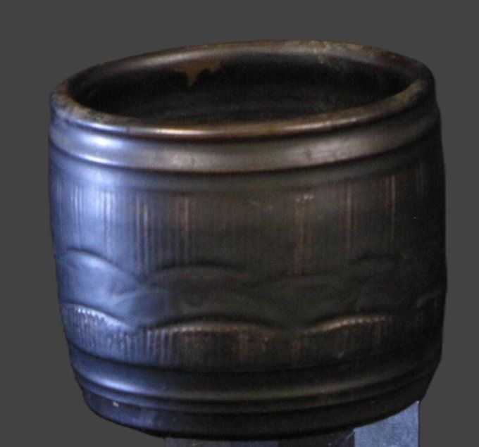 Poterie artisanale en grès noir, daté septembre 1974 