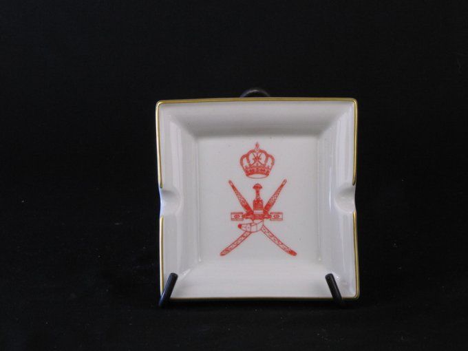 Cendrier Royal Limoges – Écusson du Sultanat d’Oman       époque Circa  1970-1980