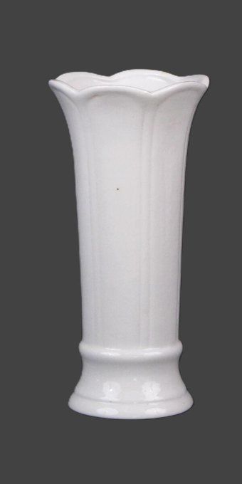 Vase en porcelaine épaisse blanche – forme tulipe – années 50/60