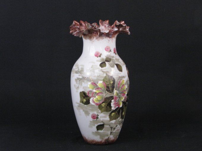 Élégant vase en verre opalin soufflé, époque Napoléon III,  orné d’un raffiné décor animalier et poé