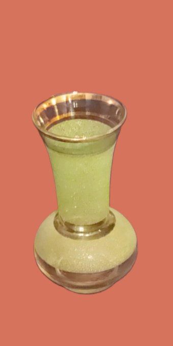 Petit vase en verre granité décor vert et doré – Année50.