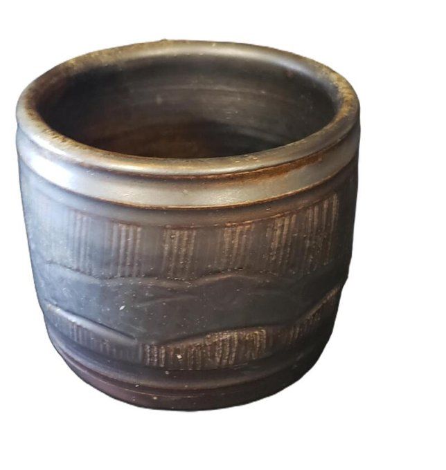 Poterie artisanale en grès noir, daté septembre 1974 