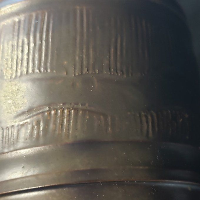 Poterie artisanale en grès noir, daté septembre 1974 