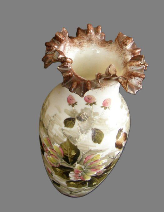 Élégant vase en verre opalin soufflé, époque Napoléon III,  orné d’un raffiné décor animalier et poé