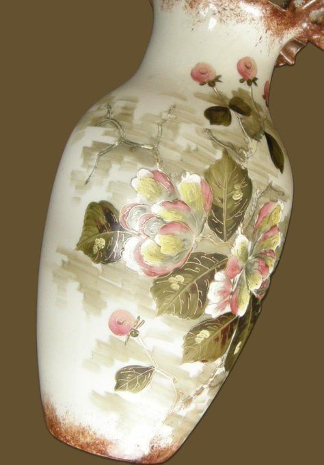 Élégant vase en verre opalin soufflé, époque Napoléon III,  orné d’un raffiné décor animalier et poé