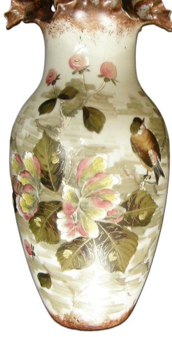 Élégant vase en verre opalin soufflé, époque Napoléon III,  orné d’un raffiné décor animalier et poé