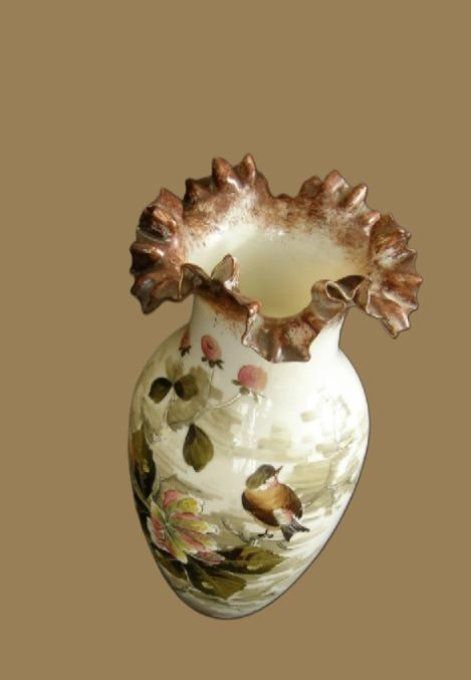 Élégant vase en verre opalin soufflé, époque Napoléon III,  orné d’un raffiné décor animalier et poé