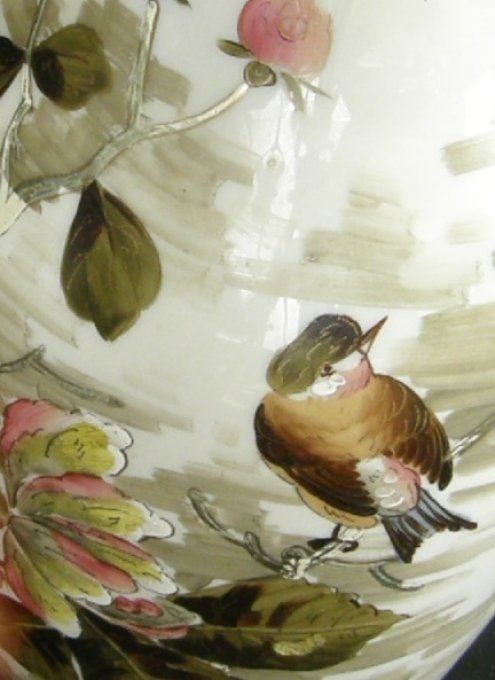 Élégant vase en verre opalin soufflé, époque Napoléon III,  orné d’un raffiné décor animalier et poé