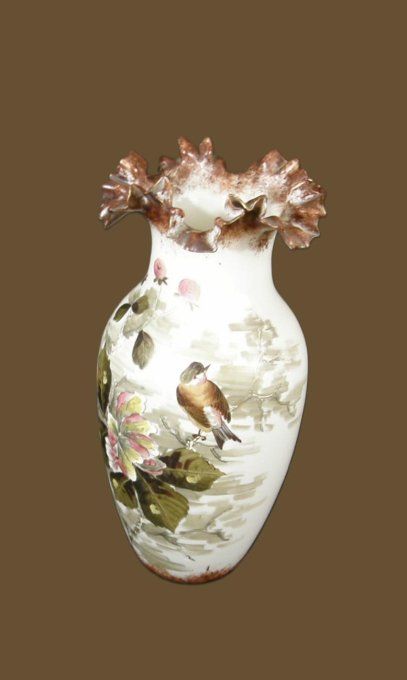 Élégant vase en verre opalin soufflé, époque Napoléon III,  orné d’un raffiné décor animalier et poé