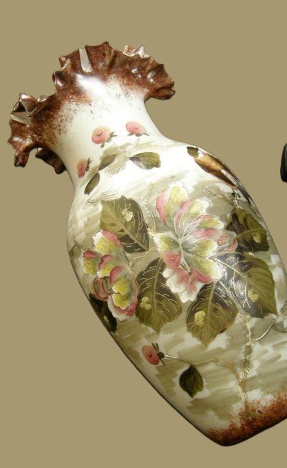 Élégant vase en verre opalin soufflé, époque Napoléon III,  orné d’un raffiné décor animalier et poé