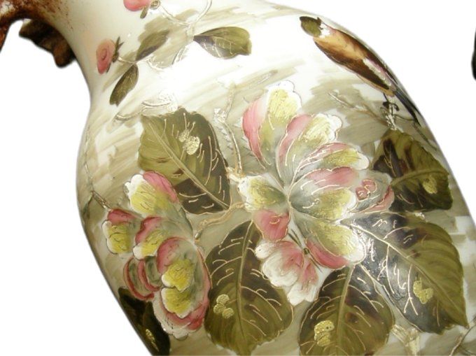 Élégant vase en verre opalin soufflé, époque Napoléon III,  orné d’un raffiné décor animalier et poé