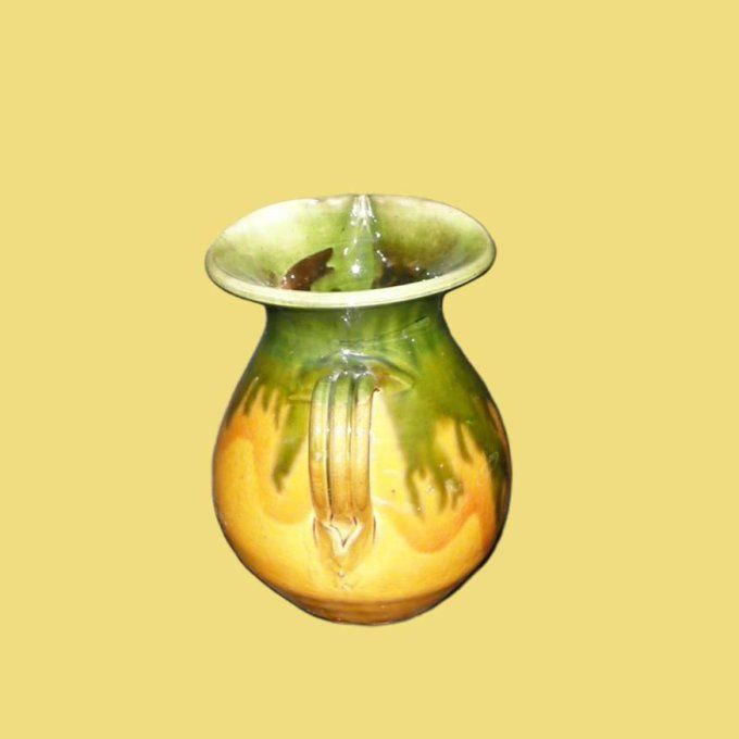 Très jolie cruche vernissée  aux couleurs typiquement provençales, vert et jaune.