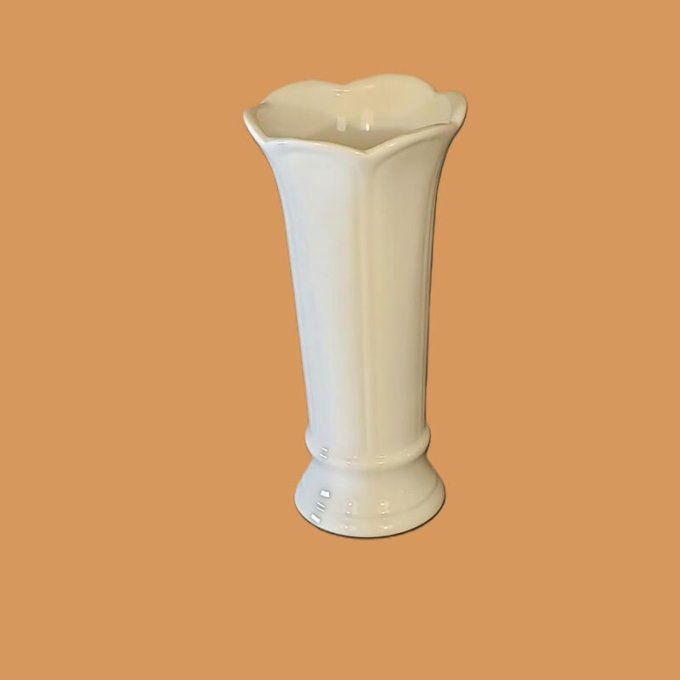 Vase en porcelaine épaisse blanche – forme tulipe – années 50/60