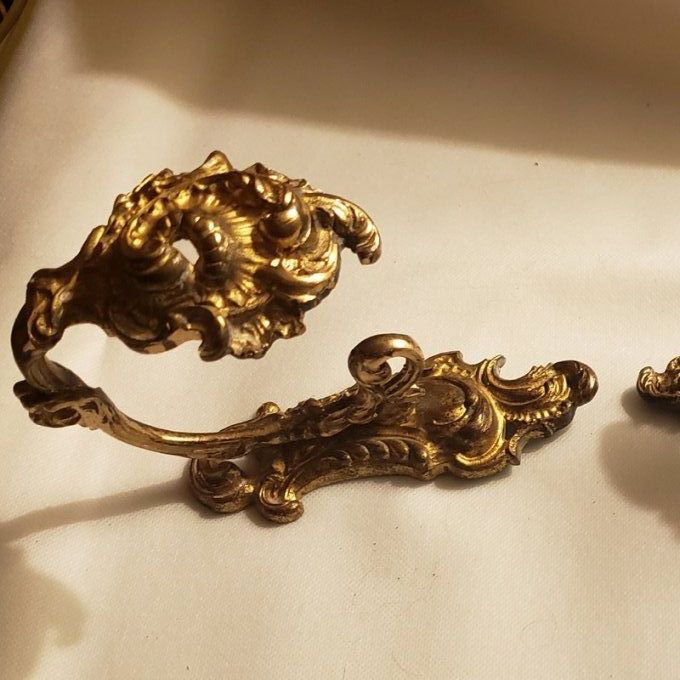 Paire d’embrasses à rideaux en bronze doré – Style Louis XV Rocaille – France XIXᵉ siècle