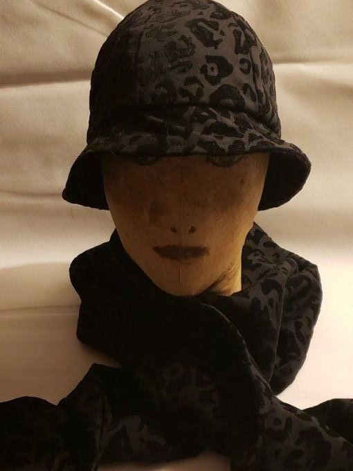 Duo écharpe et chapeau noir motif léopard - Pièce unique- 